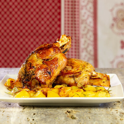 Stinco di maiale con patate al forno