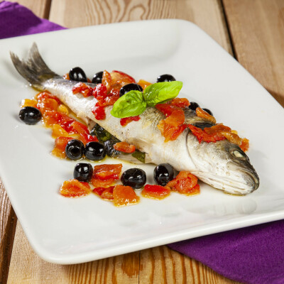 Branzino con le olive al pomodoro