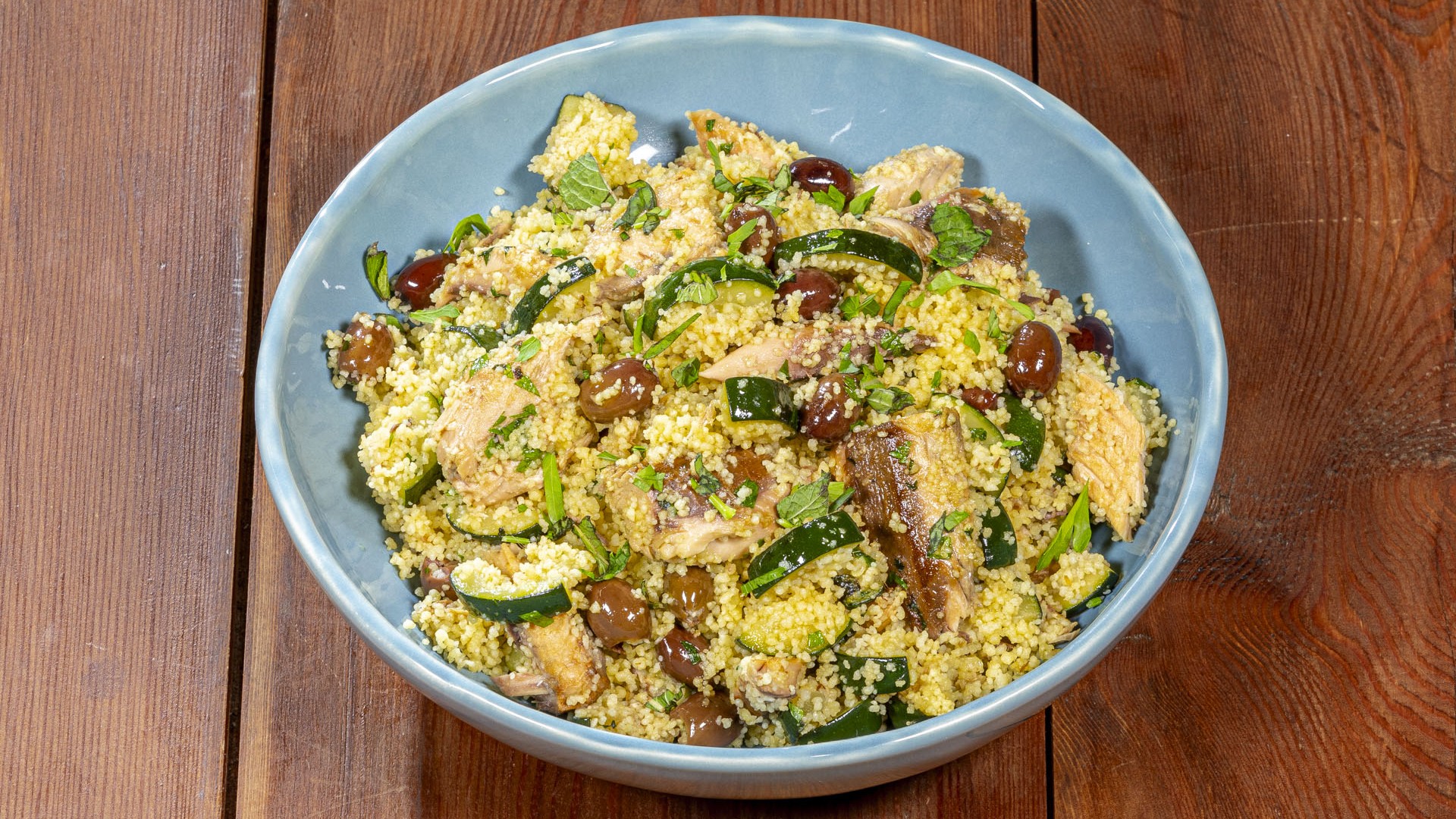 Cous cous con sgombro, zucchine e olive