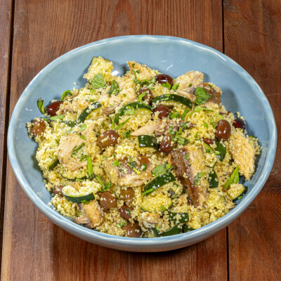 Cous cous con sgombro, zucchine e olive