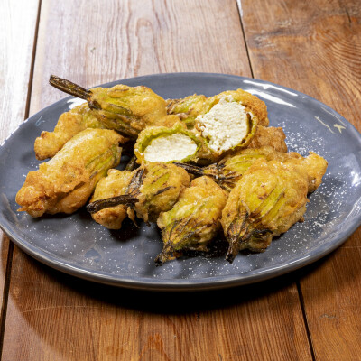 Fiori di zucca ripieni e fritti