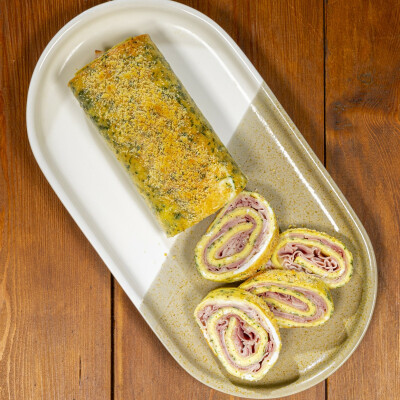 Rotolo di frittata con prosciutto e formaggio