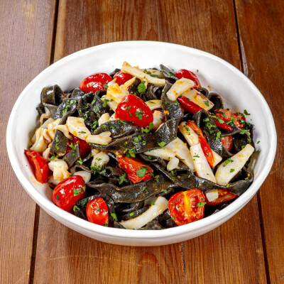 Tagliatelle nere con seppie e pomodorini