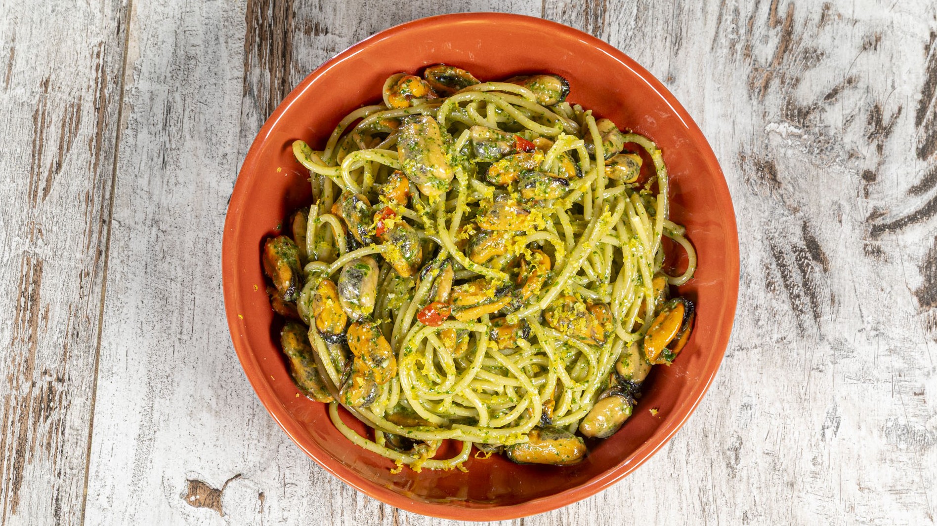 Pasta al pesto di prezzemolo con le cozze