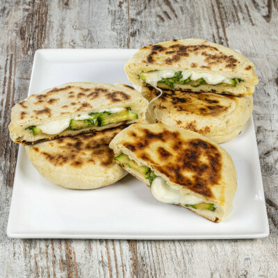 Focaccine con zucchine e mozzarella