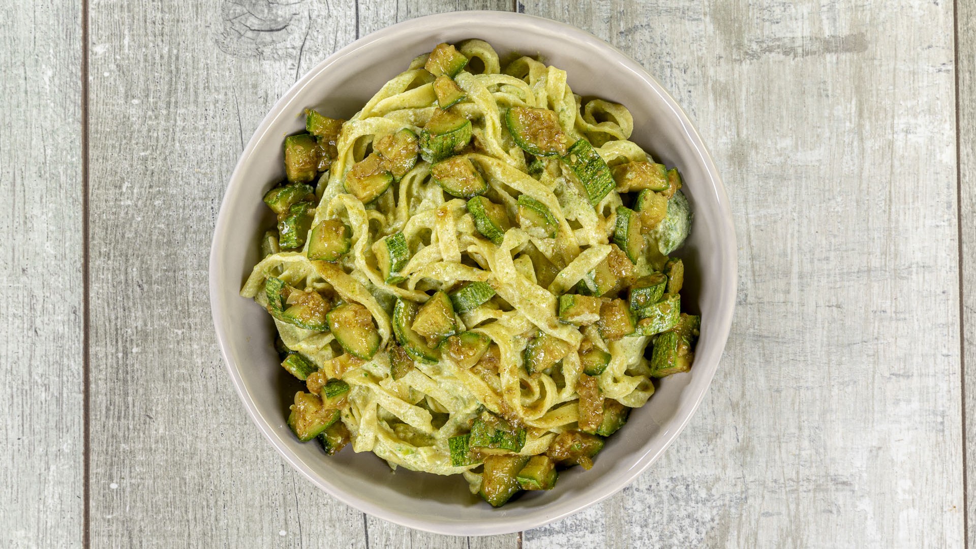 Pasta con ricotta e zucchine speziate