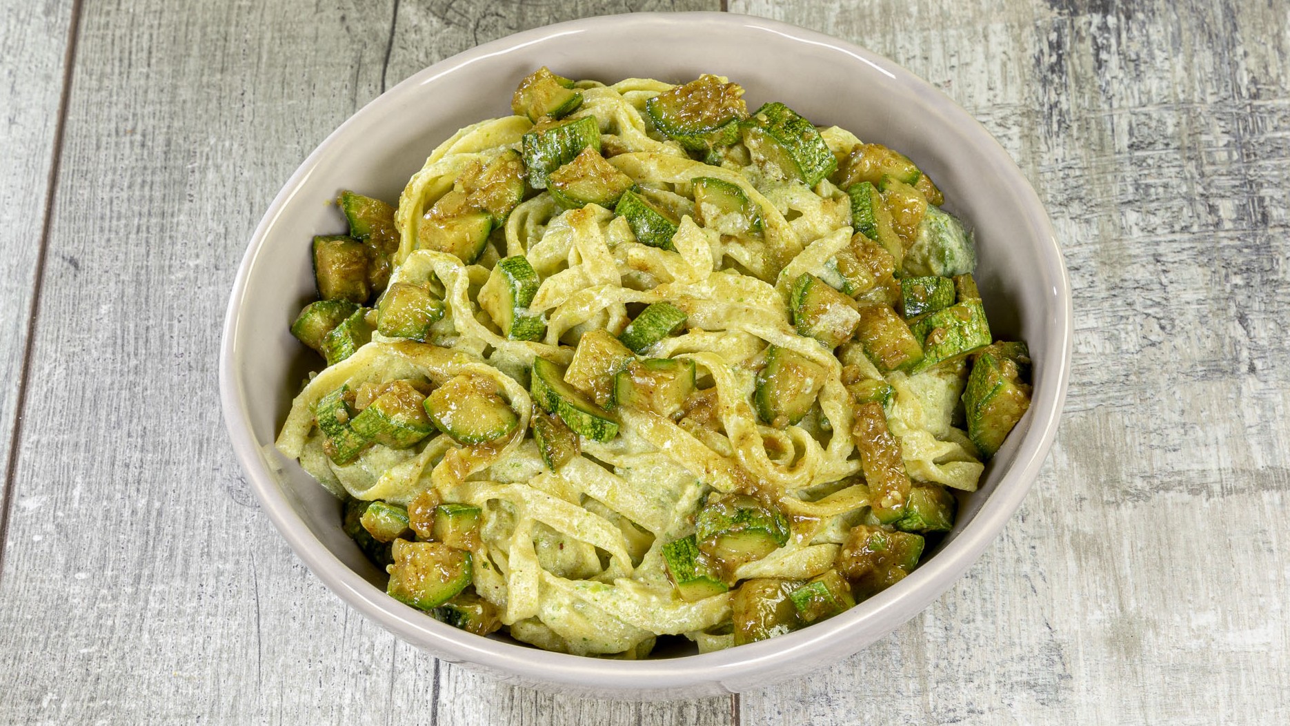 Pasta con ricotta e zucchine speziate
