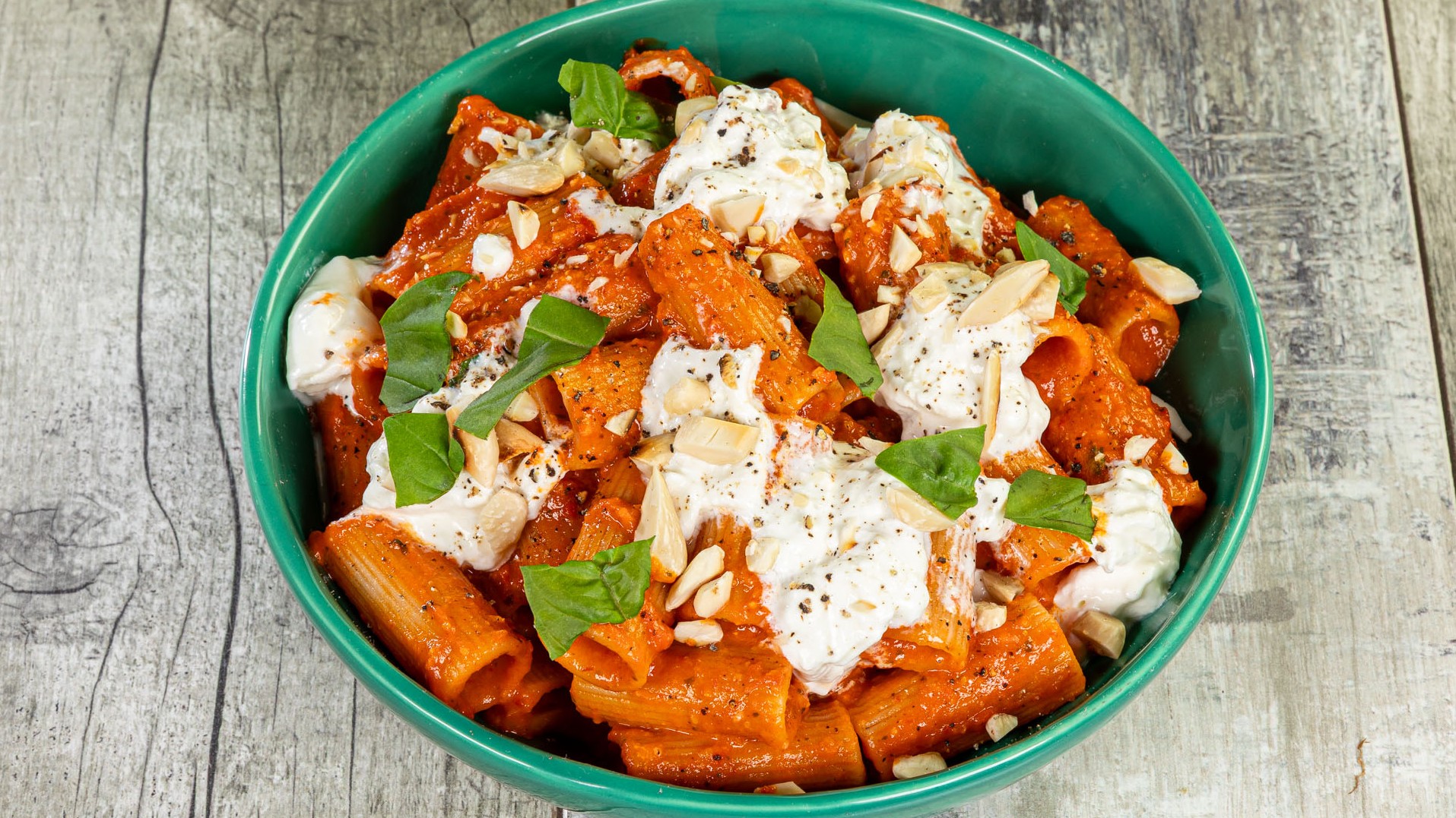 Pasta con crema di peperoni e burrata