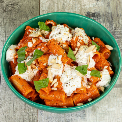 Pasta con crema di peperoni e burrata