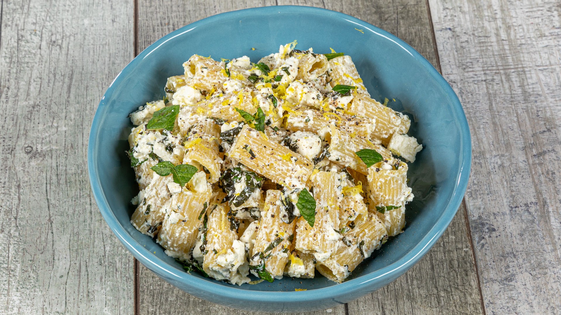 Pasta con feta menta e limone