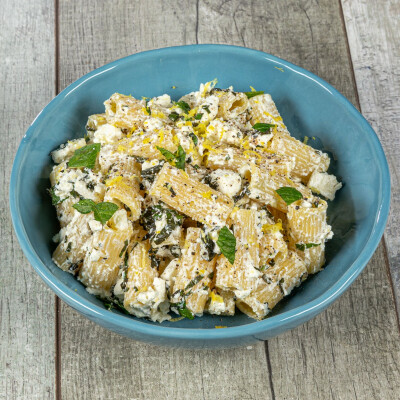 Pasta con feta menta e limone