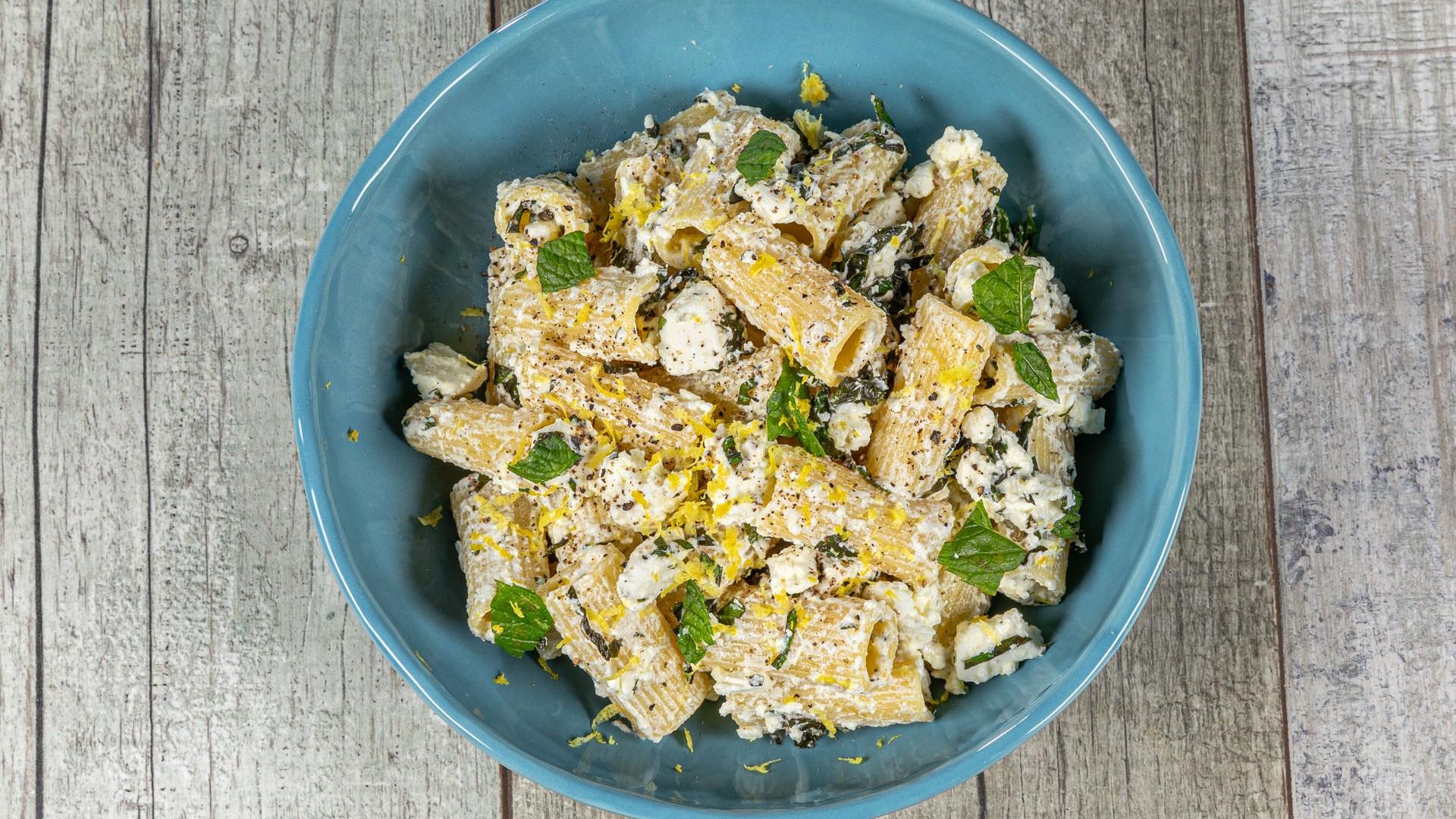 Pasta con feta menta e limone