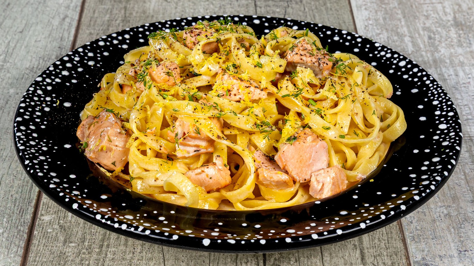 Tagliatelle al salmone, limone e aneto