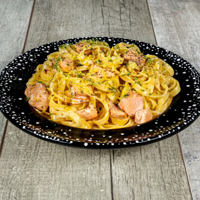 Tagliatelle al salmone, limone e aneto
