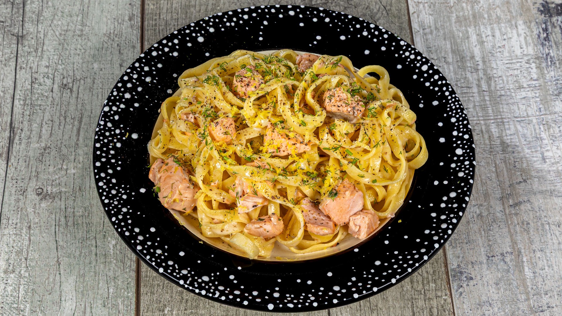 Tagliatelle al salmone, limone e aneto