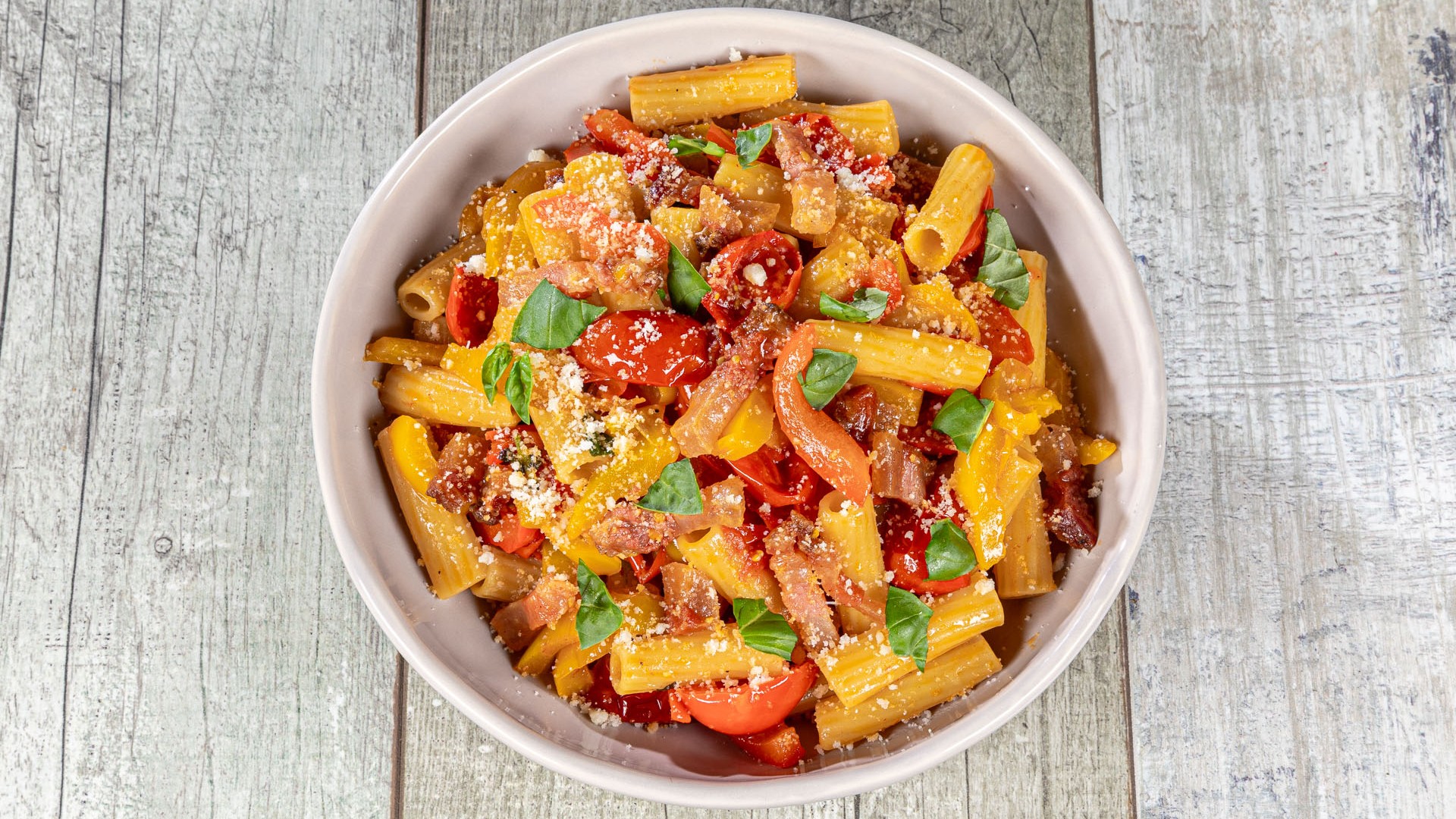 Pasta peperoni pomodorini e guanciale