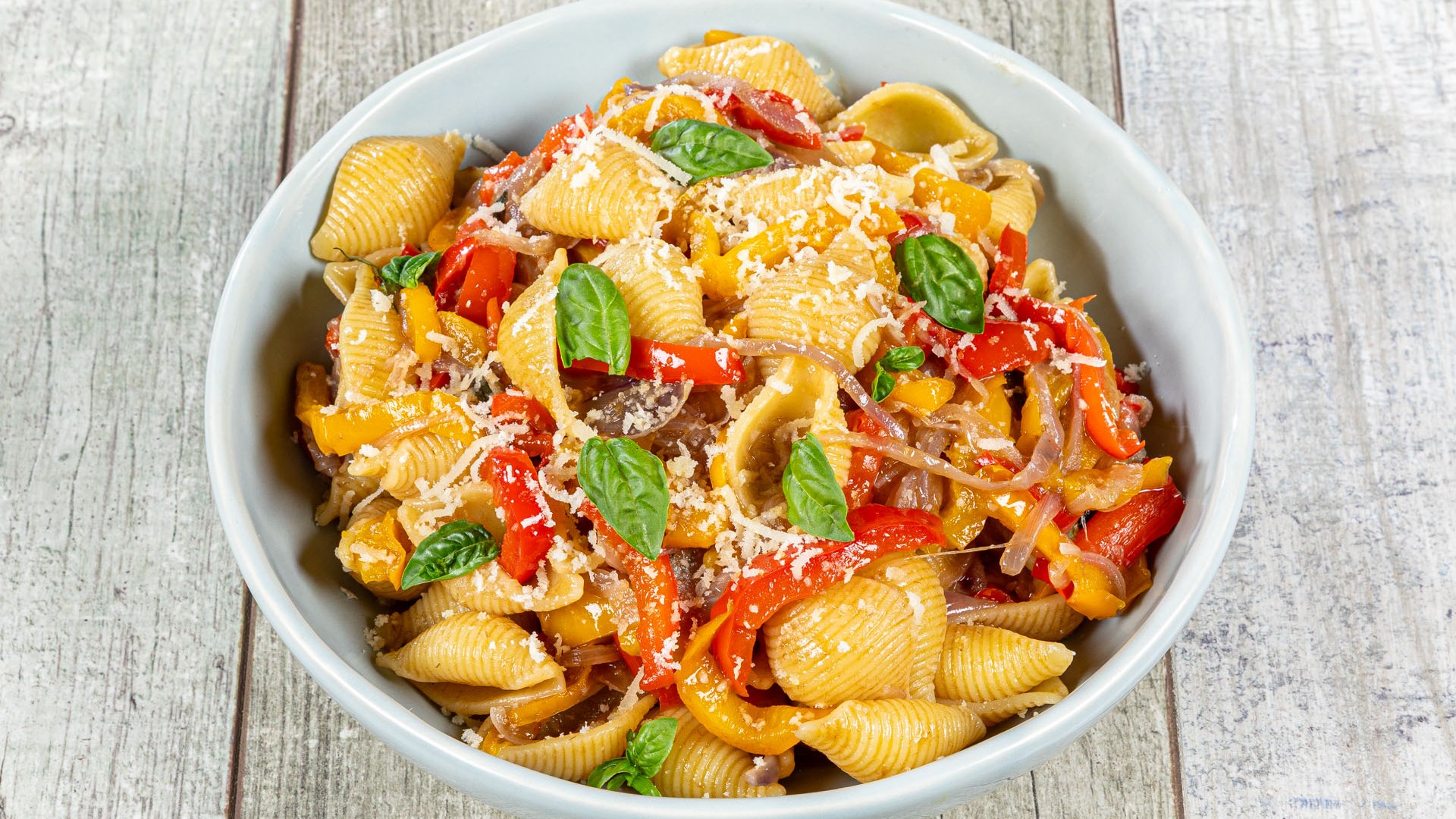 Pasta con peperoni cipolle rosse e acciughe