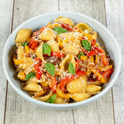 Pasta con peperoni cipolle rosse e acciughe