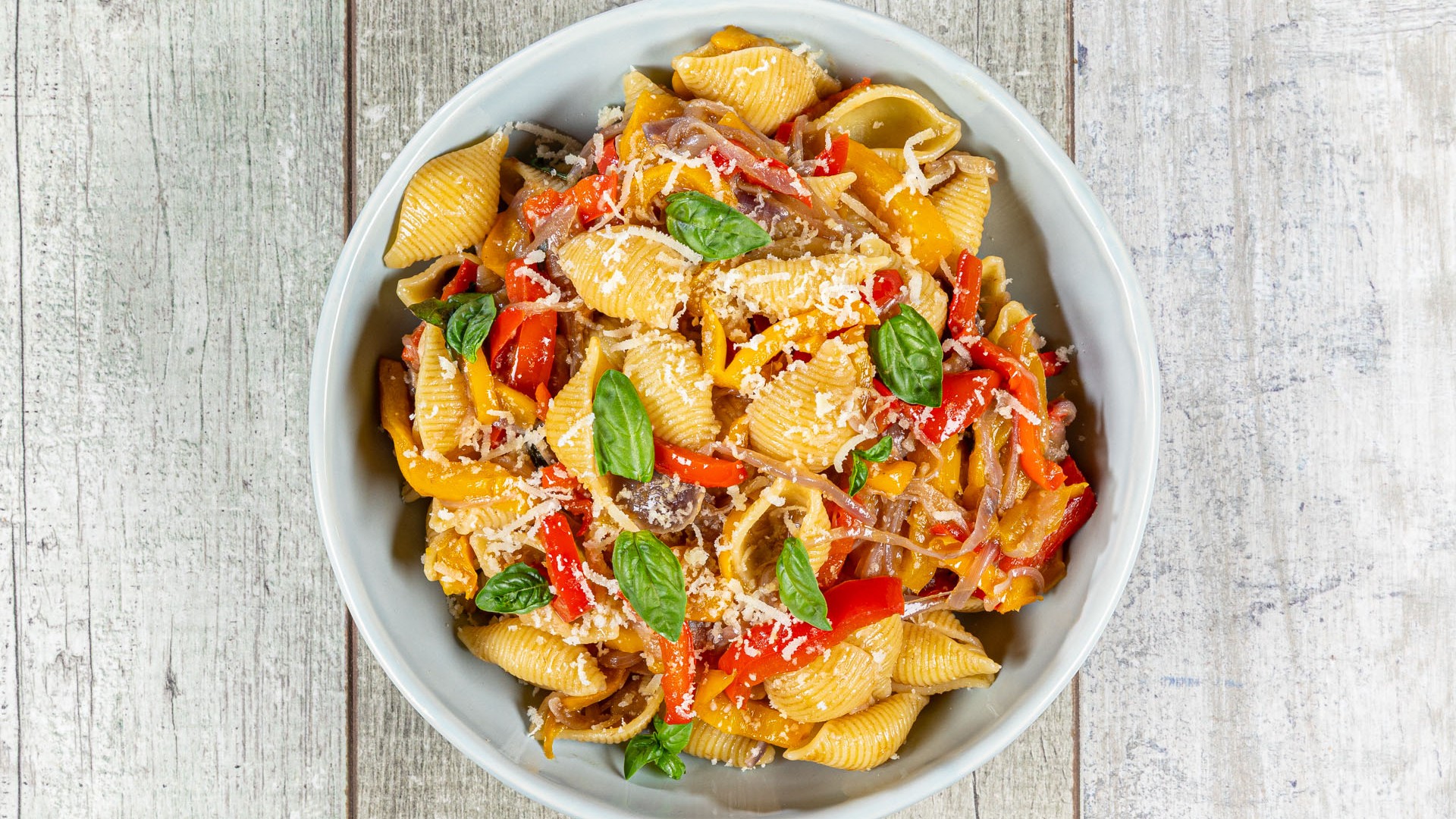 Pasta con peperoni cipolle rosse e acciughe