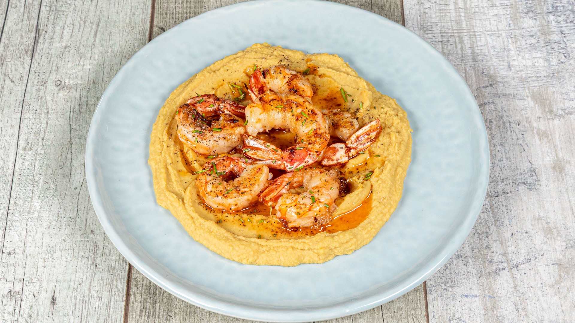 Gamberoni lardellati con crema di ceci