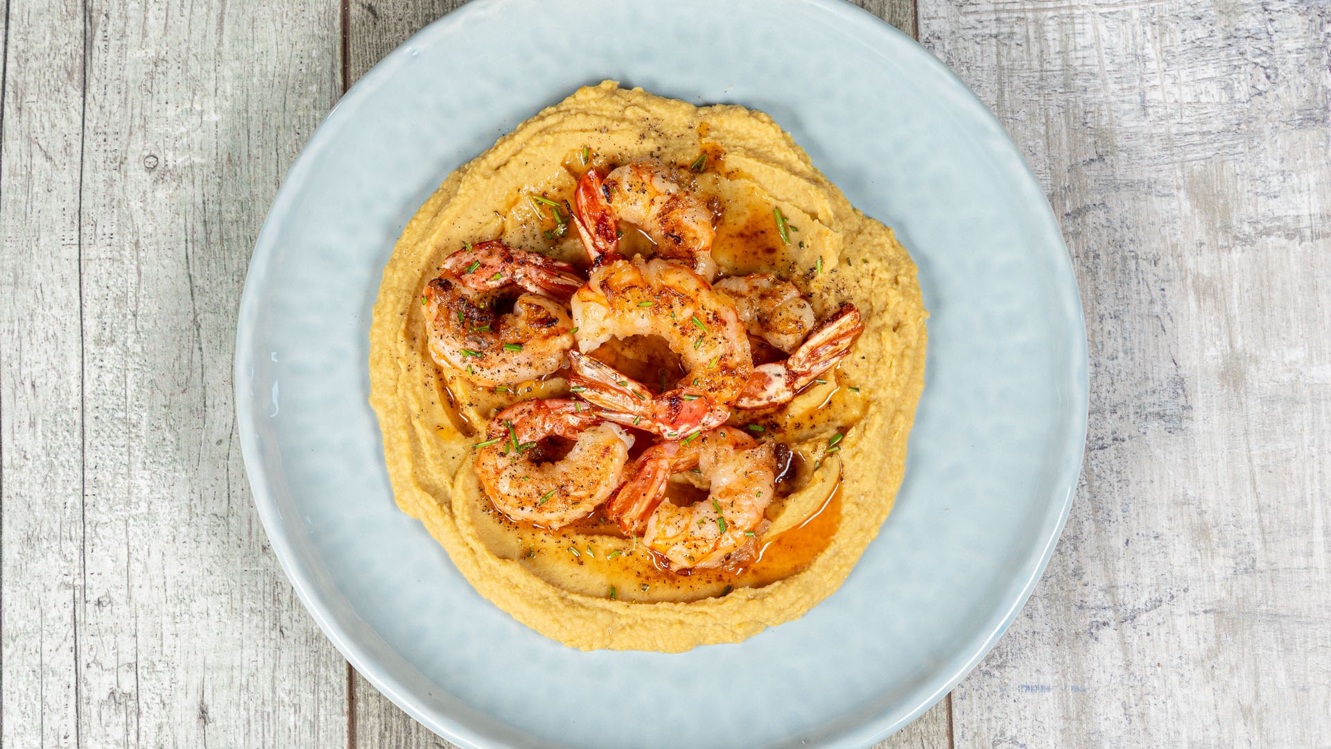 Gamberoni lardellati con crema di ceci