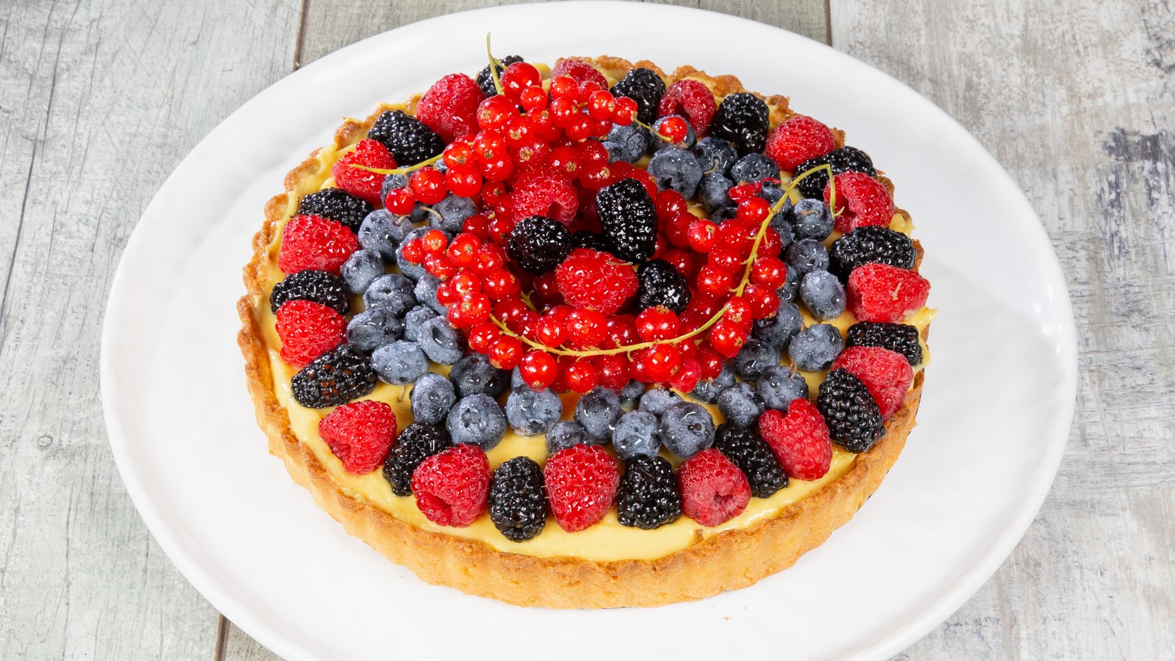 Crostata con crema e frutti di bosco