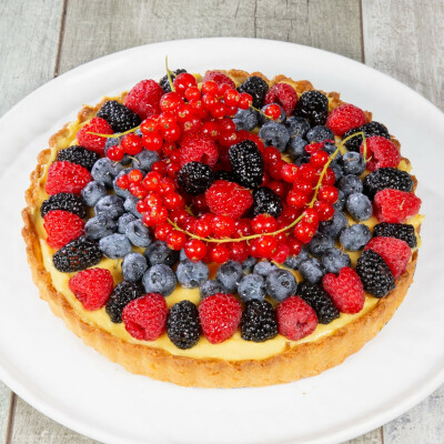 Crostata con crema e frutti di bosco
