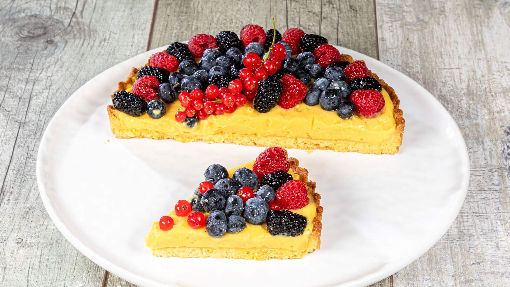 Crostata con crema e frutti di bosco