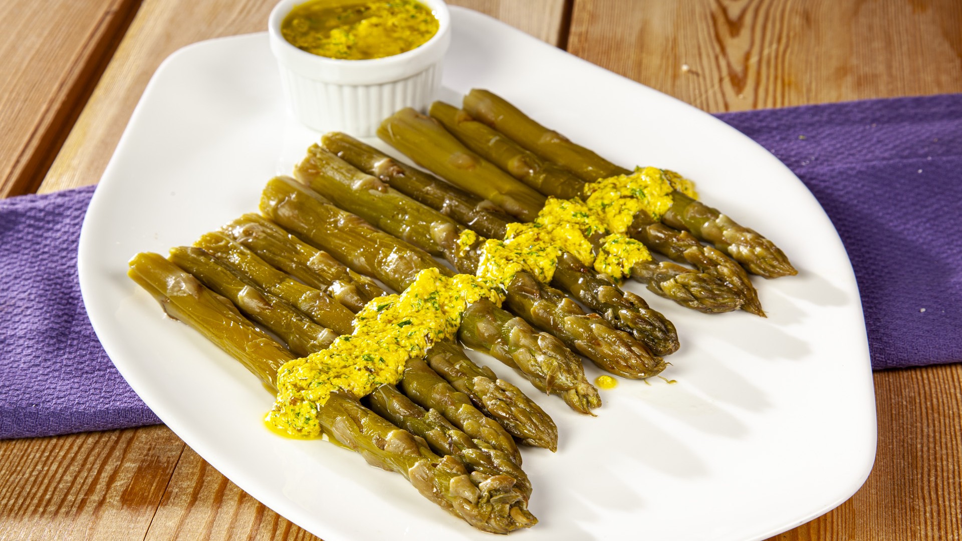 Asparagi con salsa bolzanina